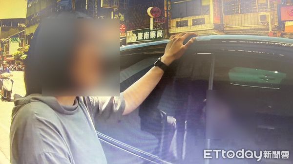 ▲台南海安派出所警員黃揚傑（右）、黃順發（左）協助孕婦就醫，僅花5分鐘火速送達成大醫院。（記者林東良翻攝，下同）