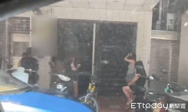 ▲▼移民署查獲一處應召集團，雇用泰籍女子在台中公園低胸露乳攬客。（圖／移民署提供，下同）