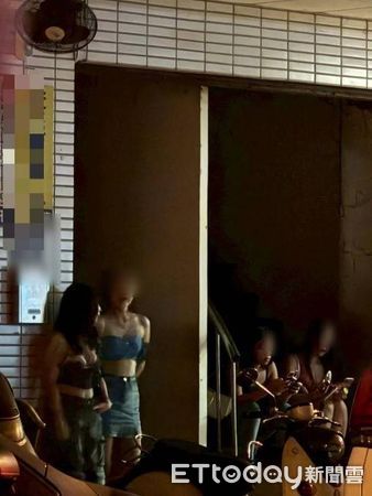 ▲▼移民署查獲一處應召集團，雇用泰籍女子在台中公園低胸露乳攬客。（圖／移民署提供，下同）