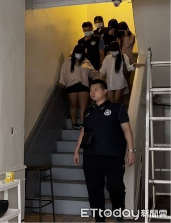 ▲▼移民署查獲一處應召集團，雇用泰籍女子在台中公園低胸露乳攬客。（圖／移民署提供，下同）