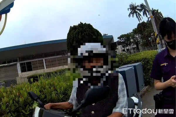 ▲屏東警分局員警協助鄭姓男子             。（圖／記者陳崑福翻攝）