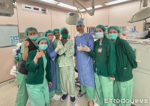 長庚醫療團隊替史瓦帝尼患者治療眼睛。（圖／長庚醫院提供）