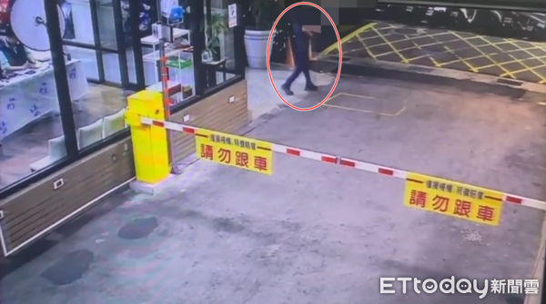▲▼基隆殺子案，父親簡嫌在犯案後獨自離開社區，監視器拍下冷血背影。（圖／記者郭世賢翻攝）