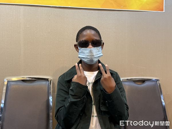 ▲長庚醫療團隊替史瓦帝尼患者治療眼睛。（圖／記者趙于婷攝）
