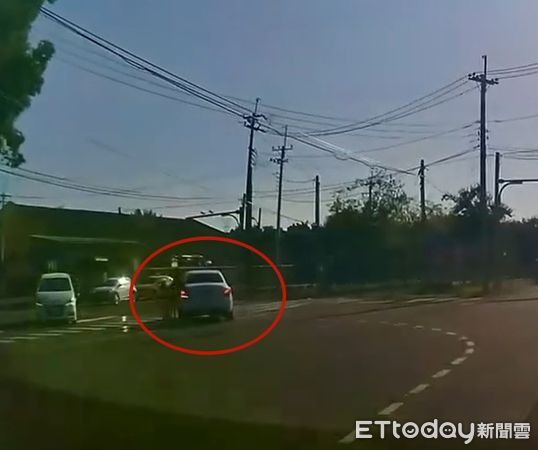 ▲台南新營建業路發生學生騎單車過馬路遭撞人車倒地，網友指出建業路路口駕駛常切西瓜釀危機，警方表示將進一步調查肇因。（圖／翻攝自臉書新營大小事，下同）