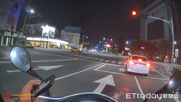 ▲▼陳姓女子開車停在路口機車停等區，遭警方上前攔查，意外發現她懸掛偽造車牌，還是5項通緝犯。（圖／記者吳世龍翻攝）
