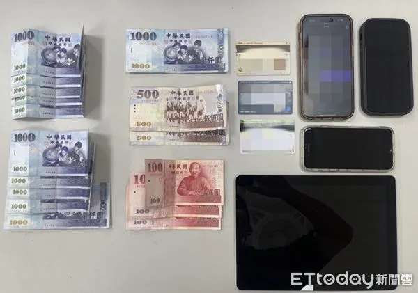▲起獲犯罪所得1萬餘元、金融卡、工作機與讀卡機等證物。（圖／中壢警分局提供）