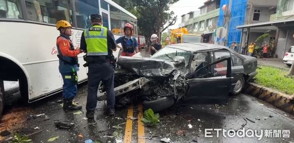 ▲▼台東綠色隧道發生嚴重車禍。（圖／民眾提供）