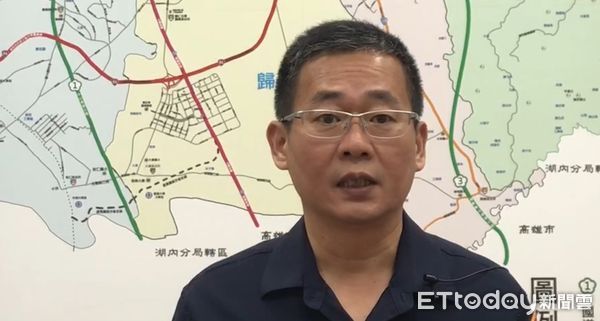 ▲台南仁德超商發生民眾糾紛，蕭姓男子竟持電鋸揮舞恐嚇，遭民眾與警力合力壓制在地，另在機車內查獲毒品與吸食器。（記者林東良翻攝，下同）