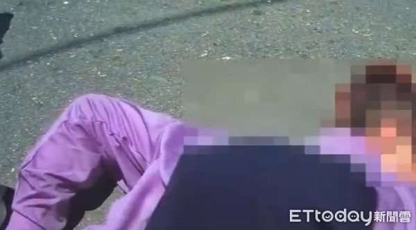 ▲台南仁德超商發生民眾糾紛，蕭姓男子竟持電鋸揮舞恐嚇，遭民眾與警力合力壓制在地，另在機車內查獲毒品與吸食器。（記者林東良翻攝，下同）