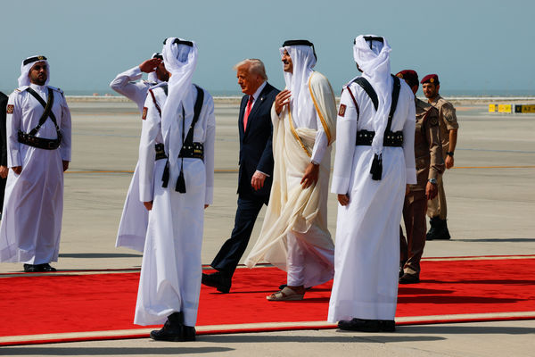 ▲▼ 川普抵卡達首都杜哈，由卡達國王塔米姆（Tamim bin Hamad al-Thani）親自接機。（圖／路透）