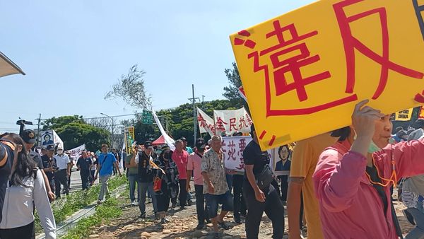 ▲反對芳苑設置火葬場自救會到芳苑生命園區抗議。（圖／記者唐詠絮攝）