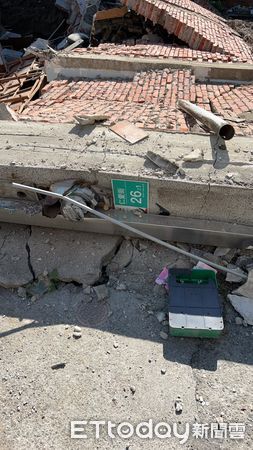 ▲台南新營區仁愛路一棟3樓透天厝清晨倒塌，疑遭鄰工地基礎開挖影響所致，工務局已勒令停工並重罰9萬元。（記者林東良翻攝，下同）