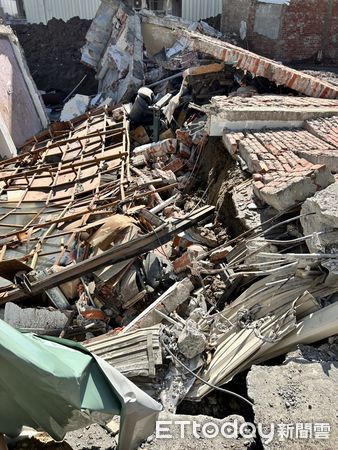 ▲台南新營區仁愛路一棟3樓透天厝清晨倒塌，疑遭鄰工地基礎開挖影響所致，工務局已勒令停工並重罰9萬元。（記者林東良翻攝，下同）