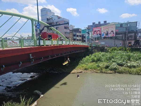 ▲▼婦人跌落10m深的橋底，警消馳援利用擔架救起送醫。（圖／民眾提供，下同）