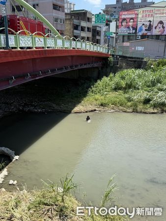 ▲▼婦人跌落10m深的橋底，警消馳援利用擔架救起送醫。（圖／民眾提供，下同）