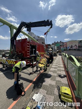 ▲▼婦人跌落10m深的橋底，警消馳援利用擔架救起送醫。（圖／民眾提供，下同）