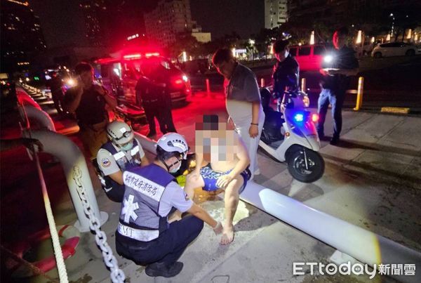 ▲▼廖姓男子14日晚間11點多，和女性友人帶著愛犬，前往15號碼頭岸邊散步。不料，愛犬不慎失足落水。廖男見狀，立即跳入海中救援，卻因體力不支而無法自行返回岸上。（圖／記者吳世龍翻攝）