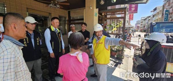 ▲台南市新營區一處透天厝15日傳出倒塌意外，所幸無人居住未釀傷亡，台南市工務局強調後續將全面檢查鄰近建築，確保居民安全。（圖／記者林東良翻攝，下同）