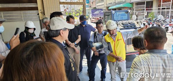 ▲台南市新營區一處透天厝15日傳出倒塌意外，所幸無人居住未釀傷亡，台南市工務局強調後續將全面檢查鄰近建築，確保居民安全。（圖／記者林東良翻攝，下同）