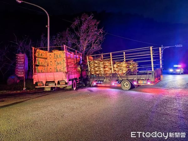 ▲▼肥料運輸貨車撞高冷蔬菜貨車車頭右側，並把高冷蔬菜貨車車頭撞出護欄，兩車頭嚴重損壞並釀2傷。（圖／記者游芳男翻攝，下同）