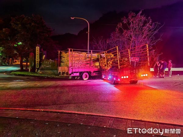 ▲▼肥料運輸貨車撞高冷蔬菜貨車車頭右側，並把高冷蔬菜貨車車頭撞出護欄，兩車頭嚴重損壞並釀2傷。（圖／記者游芳男翻攝，下同）