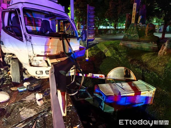 ▲▼肥料運輸貨車撞高冷蔬菜貨車車頭右側，並把高冷蔬菜貨車車頭撞出護欄，兩車頭嚴重損壞並釀2傷。（圖／記者游芳男翻攝，下同）