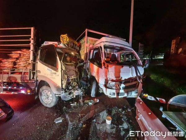 ▲▼肥料運輸貨車撞高冷蔬菜貨車車頭右側，並把高冷蔬菜貨車車頭撞出護欄，兩車頭嚴重損壞並釀2傷。（圖／記者游芳男翻攝，下同）