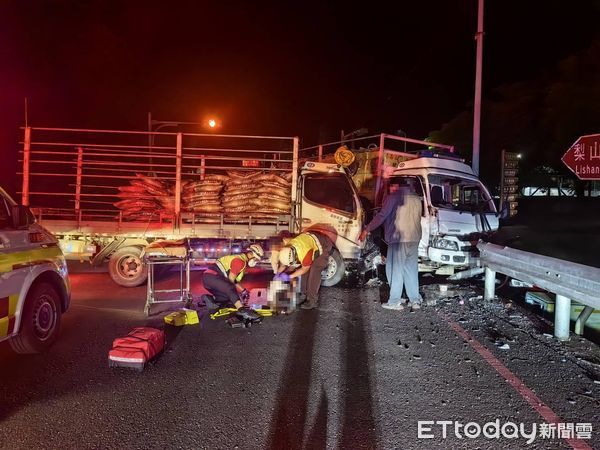 ▲▼肥料運輸貨車撞高冷蔬菜貨車車頭右側，並把高冷蔬菜貨車車頭撞出護欄，兩車頭嚴重損壞並釀2傷。（圖／記者游芳男翻攝，下同）