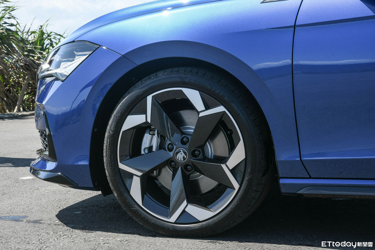 ▲新一代Skoda Superb年輕又變帥！內在舒適大空間，安全更是有感升級。（圖／記者徐煜展攝）