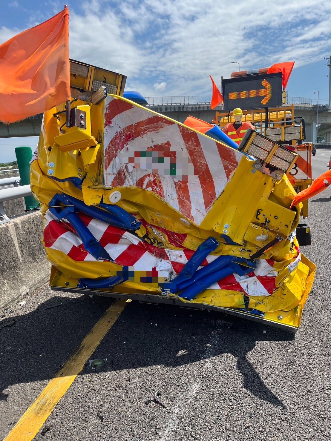 ▲國道3號南向214.2公里處稍早發生轎車衝撞施工緩撞車的交通事故。（圖／記者高堂堯翻攝）