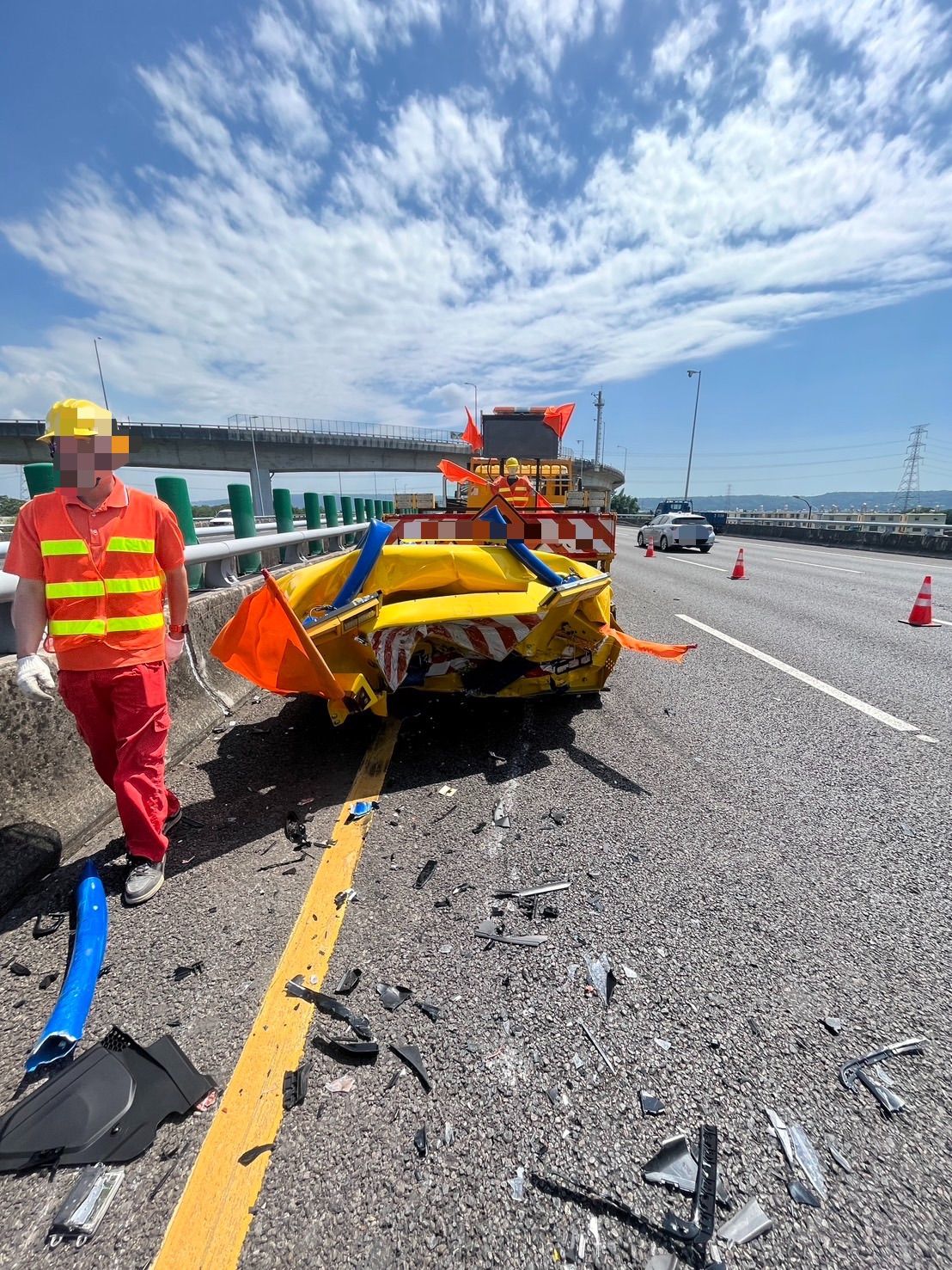 ▲國道3號南向214.2公里處稍早發生轎車衝撞施工緩撞車的交通事故。（圖／記者高堂堯翻攝）