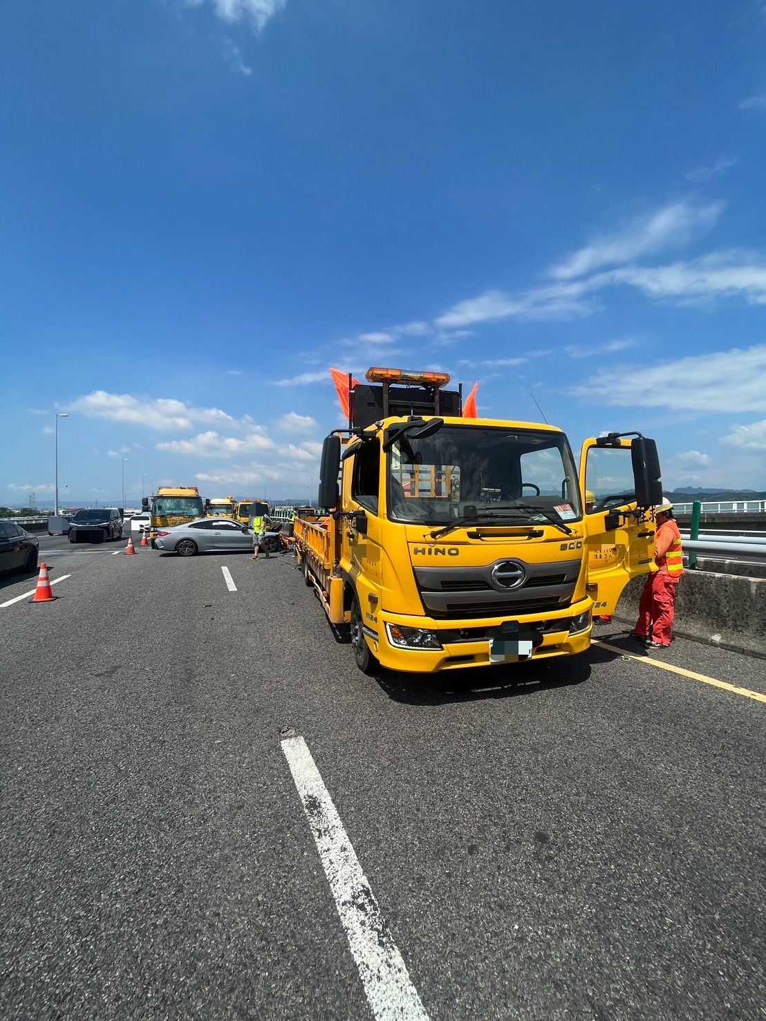 ▲國道3號南向214.2公里處稍早發生轎車衝撞施工緩撞車的交通事故。（圖／記者高堂堯翻攝）