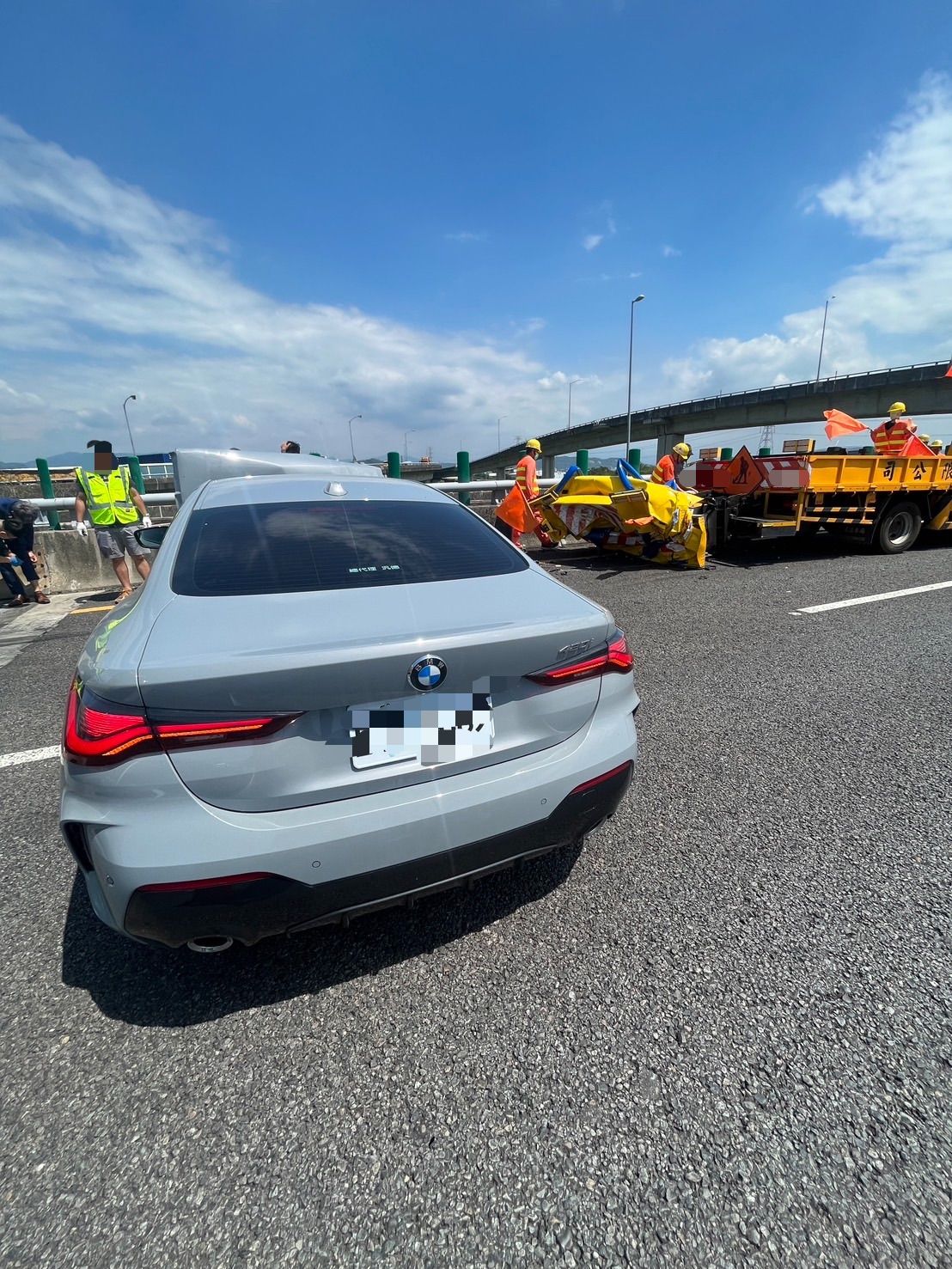 ▲國道3號南向214.2公里處稍早發生轎車衝撞施工緩撞車的交通事故。（圖／記者高堂堯翻攝）