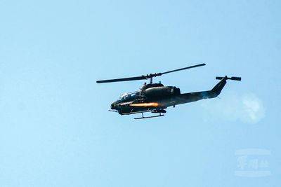 兩架次AH1-W齊射地獄火飛彈　陸航神鷹操演射擊海上目標