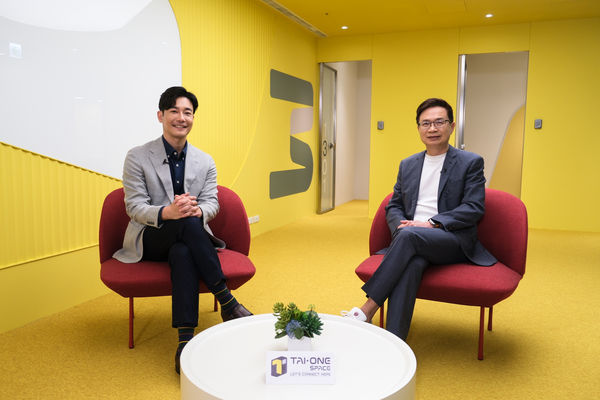▲TAI-ONE SPACE智能共享辦公室品牌正式發表，由主持人劉傑中(左)訪問外貿協會董事長黃志芳(右)，分享TAI-ONE SPACE的品牌理念。(圖／貿協提供)