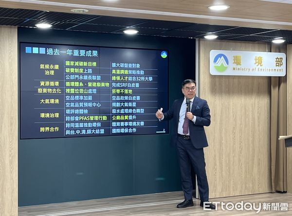 ▲▼環境部長彭啓明說明上任一年的施政成果，並指因應關稅不確定因素，碳費自主減量可申請展延2個月。（圖／記者許敏溶攝）
