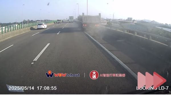 ▲▼國10砂石車半路爆胎「輪胎皮噴散」，驚險瞬間曝！嚇壞後方車主。（圖／翻攝自Wowtchout - 地圖型行車紀錄器分享平台 ）
