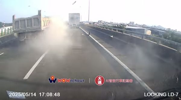 ▲▼國10砂石車半路爆胎「輪胎皮噴散」，驚險瞬間曝！嚇壞後方車主。（圖／翻攝自Wowtchout - 地圖型行車紀錄器分享平台 ）