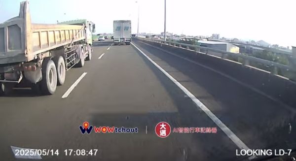 ▲▼國10砂石車半路爆胎「輪胎皮噴散」，驚險瞬間曝！嚇壞後方車主。（圖／翻攝自Wowtchout - 地圖型行車紀錄器分享平台 ）