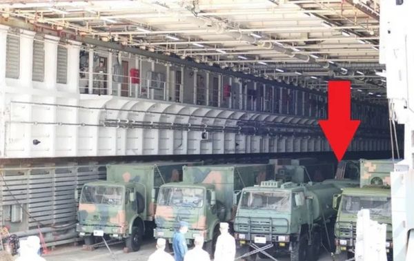 ▲▼中國和柬埔寨共同舉行的「金龍-2025」聯合軍事演習，071型船塢登陸艦「長白山艦」攜帶可機動部署式要地預警雷達、反隱形雷達。（圖／翻攝自騰訊軍事）