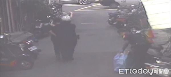 ▲警方除尋獲失竊的公仔外，同時逮捕竊盜通緝的翁男。（圖／記者陸運陞翻攝）