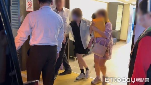 ▲基隆5歲童遭親生父親以枕頭悶殺，遺體今相驗，母親渾身癱軟現身。（圖／記者郭世賢翻攝，下同）
