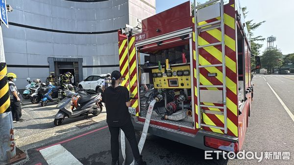 ▲▼高雄一家連鎖飯店發生火警，飯店緊急疏散旅客             。（圖／記者吳世龍攝）