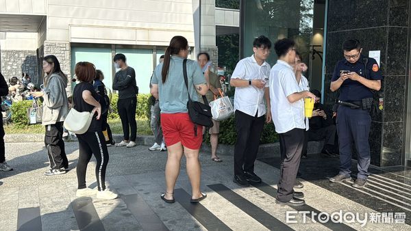 ▲▼高雄一家連鎖飯店發生火警，飯店緊急疏散旅客             。（圖／記者吳世龍攝）