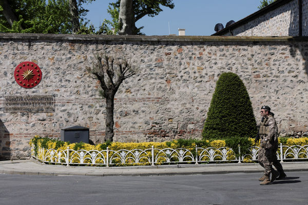 ▲▼土耳其伊斯坦堡（Istanbul）多爾瑪巴赫切宮（Dolmabahce Palace）的總統辦公室外，士兵站崗。（圖／路透）