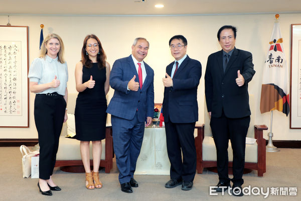 ▲台南市長黃偉哲致贈市鑰給澳洲黃金海岸市長泰特，象徵城市外交情誼歷久彌新。（記者林東良翻攝，下同）