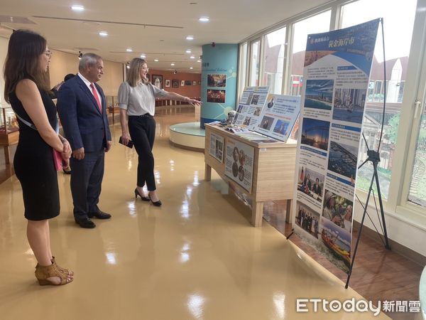 ▲台南市長黃偉哲致贈市鑰給澳洲黃金海岸市長泰特，象徵城市外交情誼歷久彌新。（記者林東良翻攝，下同）