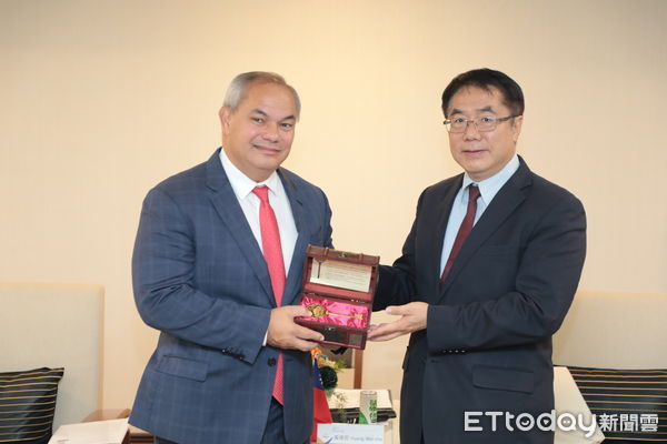 ▲台南市長黃偉哲致贈市鑰給澳洲黃金海岸市長泰特，象徵城市外交情誼歷久彌新。（記者林東良翻攝，下同）