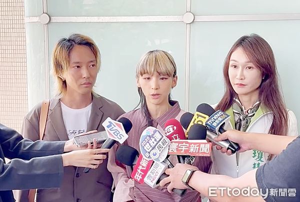 ▲台日YT網紅佐藤、小安夫妻檔在桃園市租屋做為工作室，因提前與房東解約遭房東提告求償，今天下午在市議員黃瓊慧陪同下在市府前說明。（圖／記者沈繼昌攝）